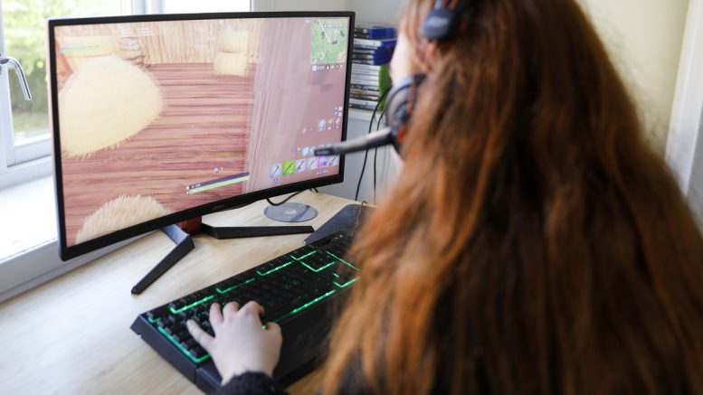 fille jouant à des jeux informatiques