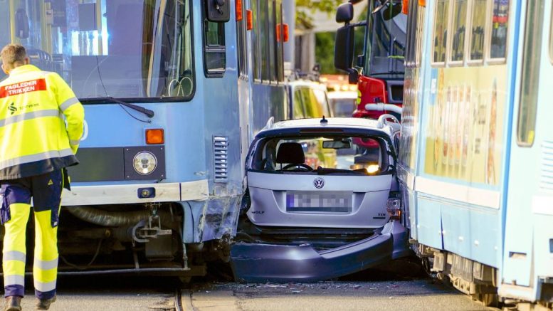 Voiture coincée entre les tramways
