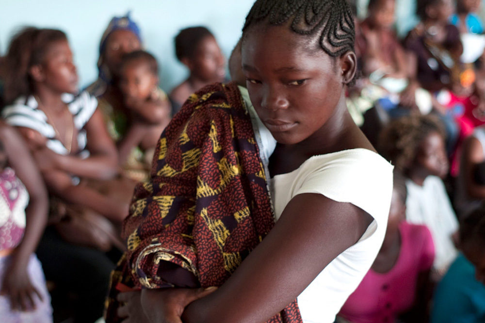Enfants laissés à l'étranger mariage forcé naissance d'adolescents