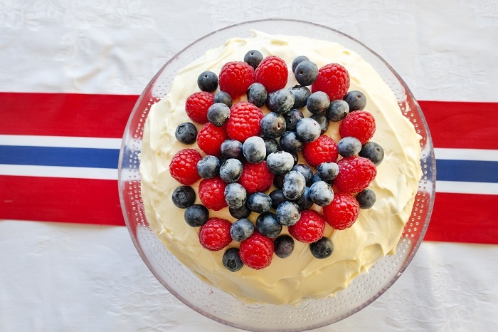 Gâteau du 17 mai avec le drapeau norvégien, myrtilles et framboises.