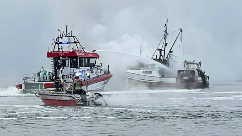 Feu de chalutier à crevettes