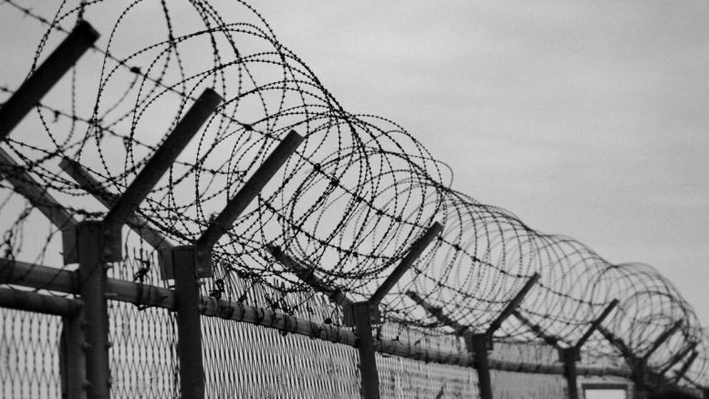 Clôture de fil barbelé