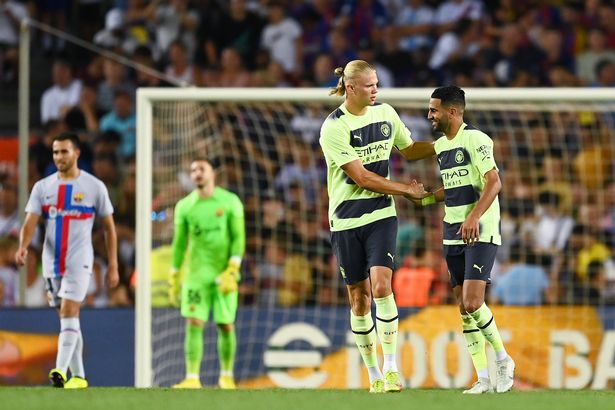 Erling Haaland et Riyad Mahrez en action pour Man City lors du match amical contre Barcelone le mois dernier.