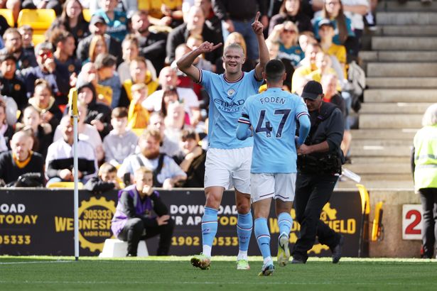Erling Haaland célèbre le but de Manchester City contre les Wolves
