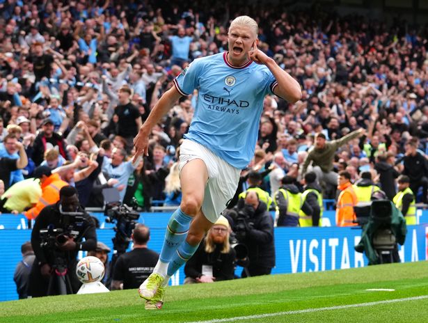 Erling Haaland de Manchester City célèbre après avoir marqué le deuxième but de son équipe lors du match de Premier League entre Manchester City et Manchester United au stade Etihad le 02 octobre 2022 à Manchester, en Angleterre.