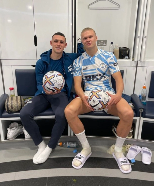 Phil Foden et Erling Haaland avec leur propre ballon de match après la victoire 6-3 de City