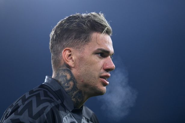 Ederson s'échauffe pour Manchester City