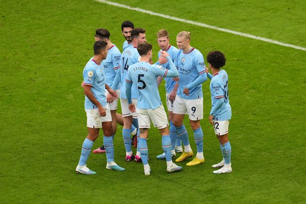 Les joueurs de Man City célèbrent contre les loups