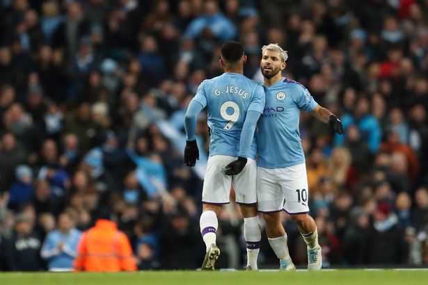 Aguero célèbre avec Gabriel Jesus après avoir marqué contre Crystal Palace en 2020.